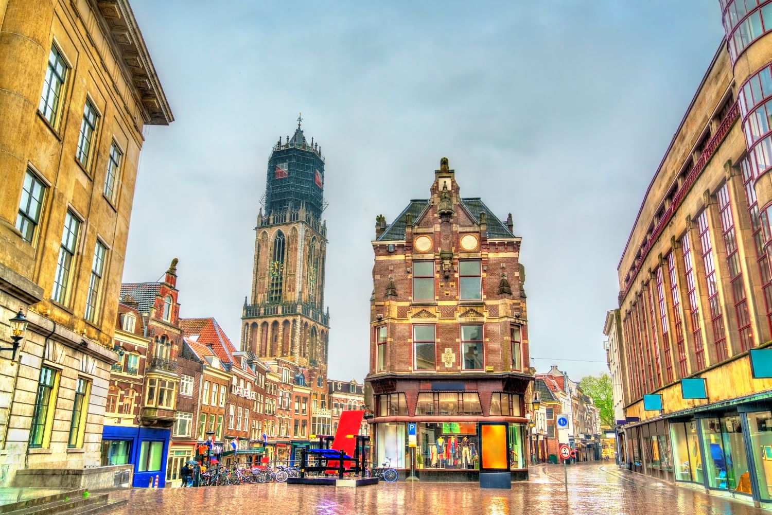 Winkelstraat met de Domtoren in Utrecht