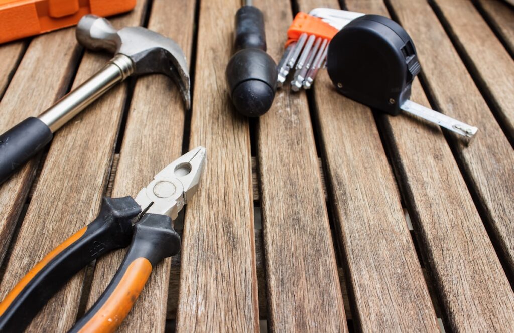 assorted-type carpentry tools on brown surface (Foto: Louis Hansel via Unsplash)